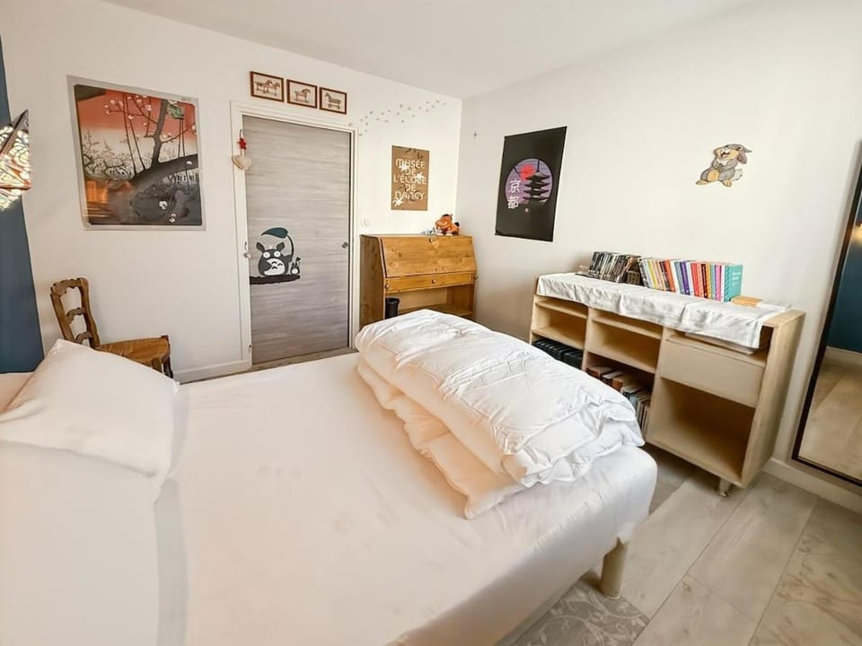 Bed, Living room, Photo of the whole room, Bedroom, wardrobe