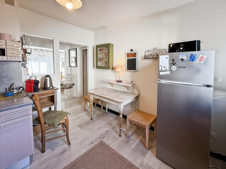 Kitchen or kitchenette, Dining area, stove