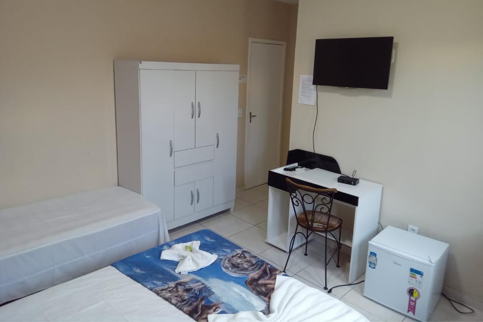 Bed, TV and multimedia, Photo of the whole room, towels