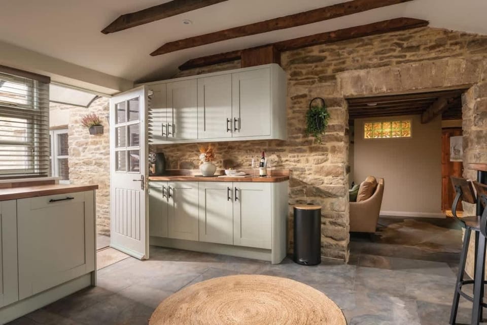 Homestead - Cosy Cotswolds Cottage with Hot Tub House in Cotswold District