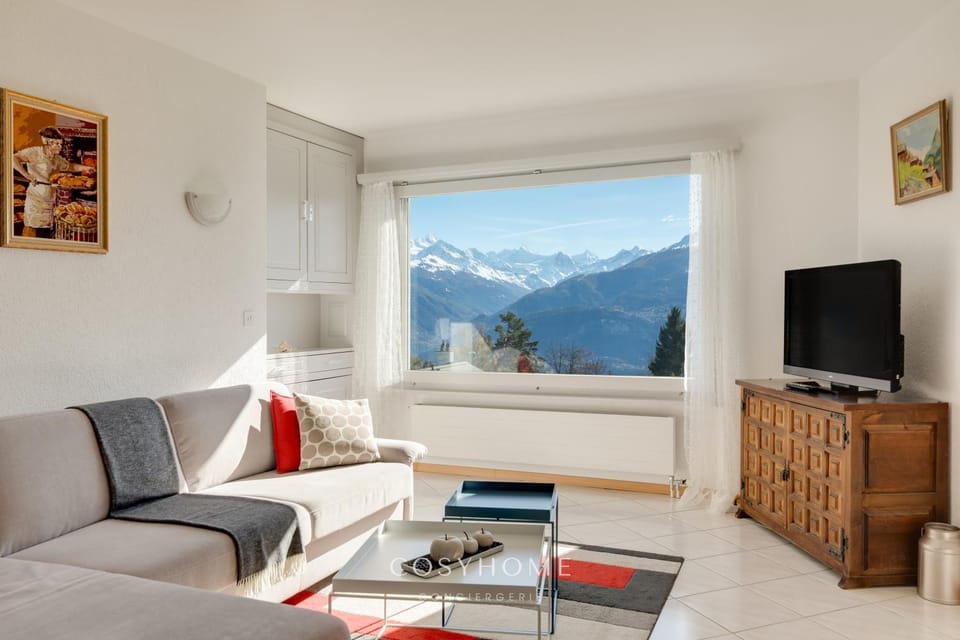 Communal lounge/ TV room, Natural landscape, TV and multimedia, Living room, Seating area, Mountain view