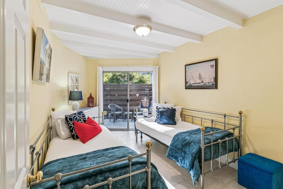 The Pirate's Mermaid @ East Beach Villa - 202 Olive Way House in Saint Simons Island