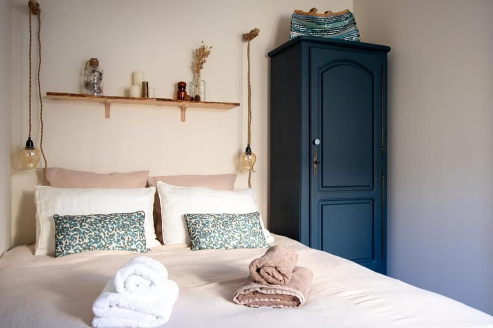 Photo of the whole room, Bedroom