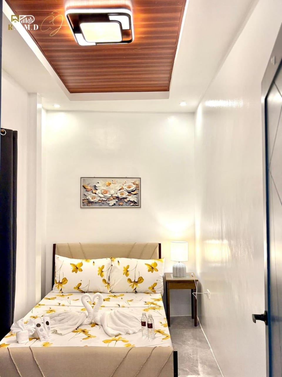 Bed, Photo of the whole room, Bedroom, towels, air conditioner