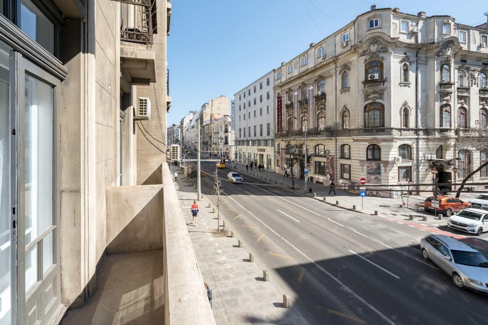 Property building, Day, Neighbourhood, City view, Location