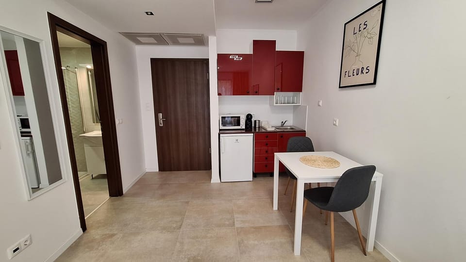 Kitchen or kitchenette, Dining area, toaster