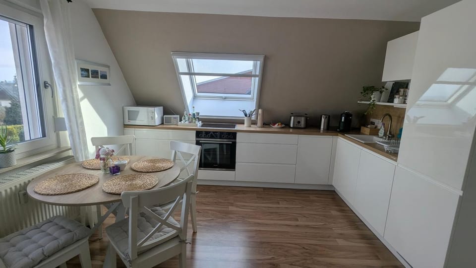 Coffee/tea facilities, Kitchen or kitchenette, Dining area, dishwasher, oven, stove, toaster