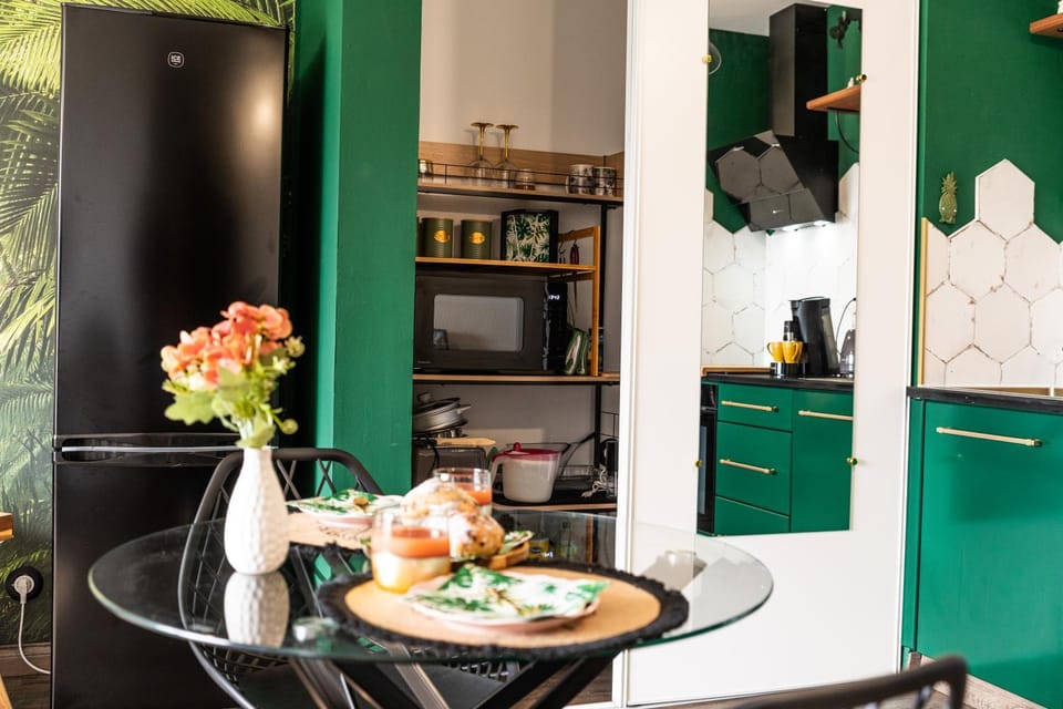 Coffee/tea facilities, Kitchen or kitchenette, Food and drinks, Dining area, microwave, stove