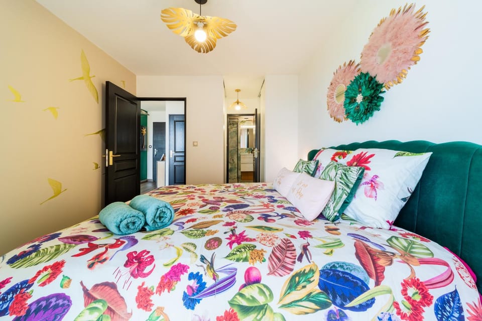 Bed, Bathroom, Photo of the whole room, Bedroom, wardrobe