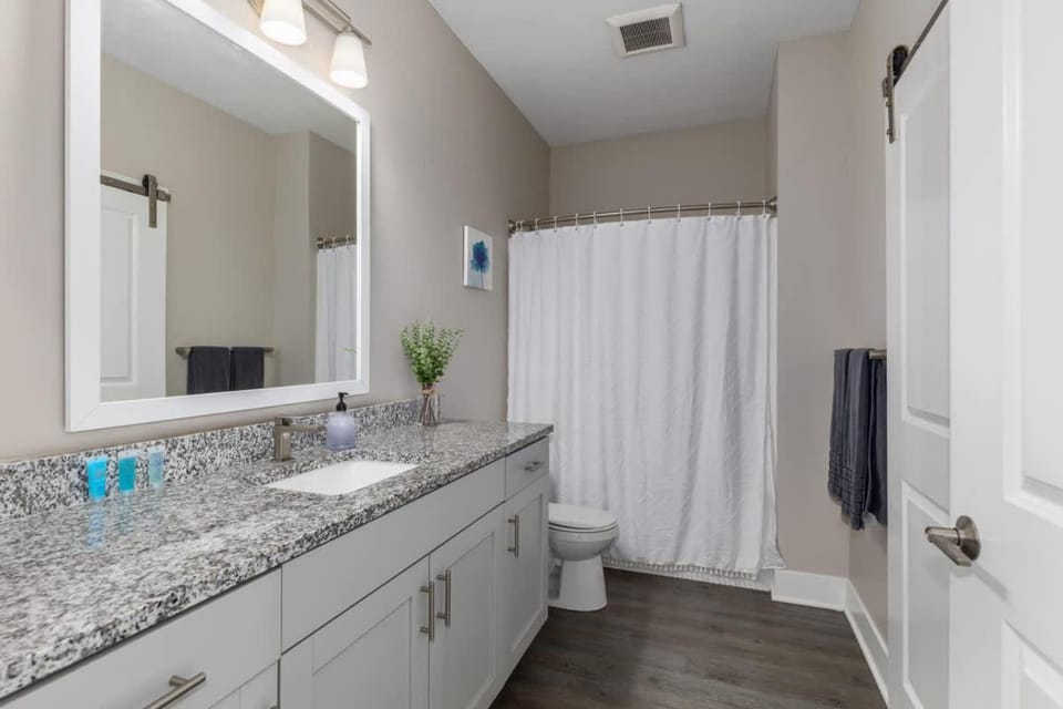 Modern 2BR & 2BA Condo with Garage & Patio House in Wyoming