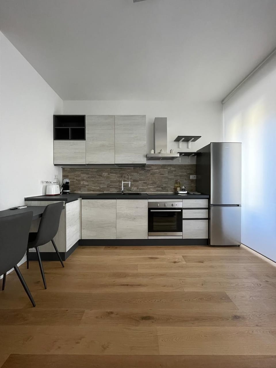 Kitchen or kitchenette, dishwasher, stove