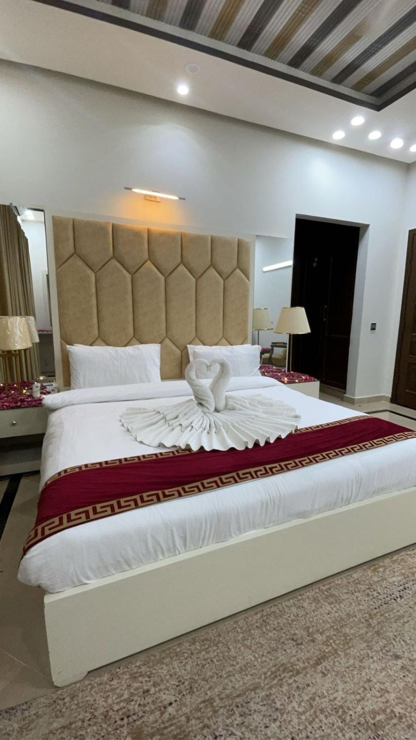 Bed, TV and multimedia, Living room, Photo of the whole room, Seating area, Bedroom