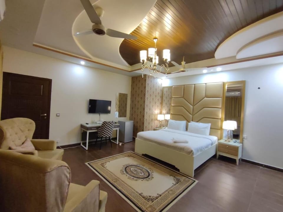 Bed, Photo of the whole room, Seating area, Bedroom