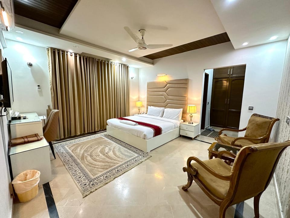 Bed, Photo of the whole room, Seating area, Bedroom, air conditioner