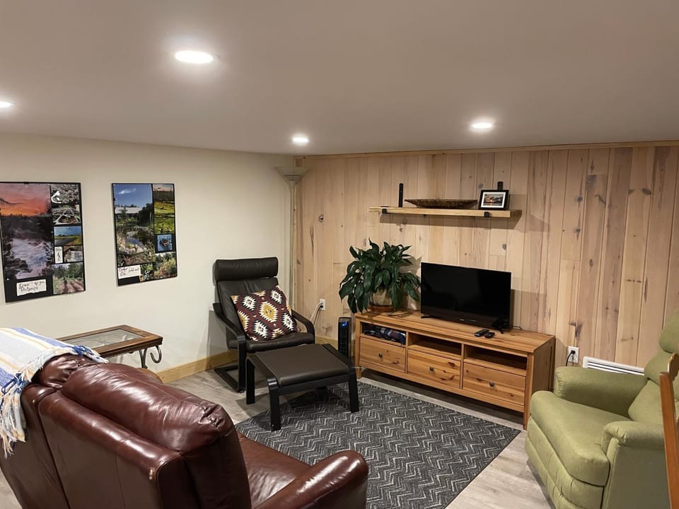 Communal lounge/ TV room, Living room, Seating area