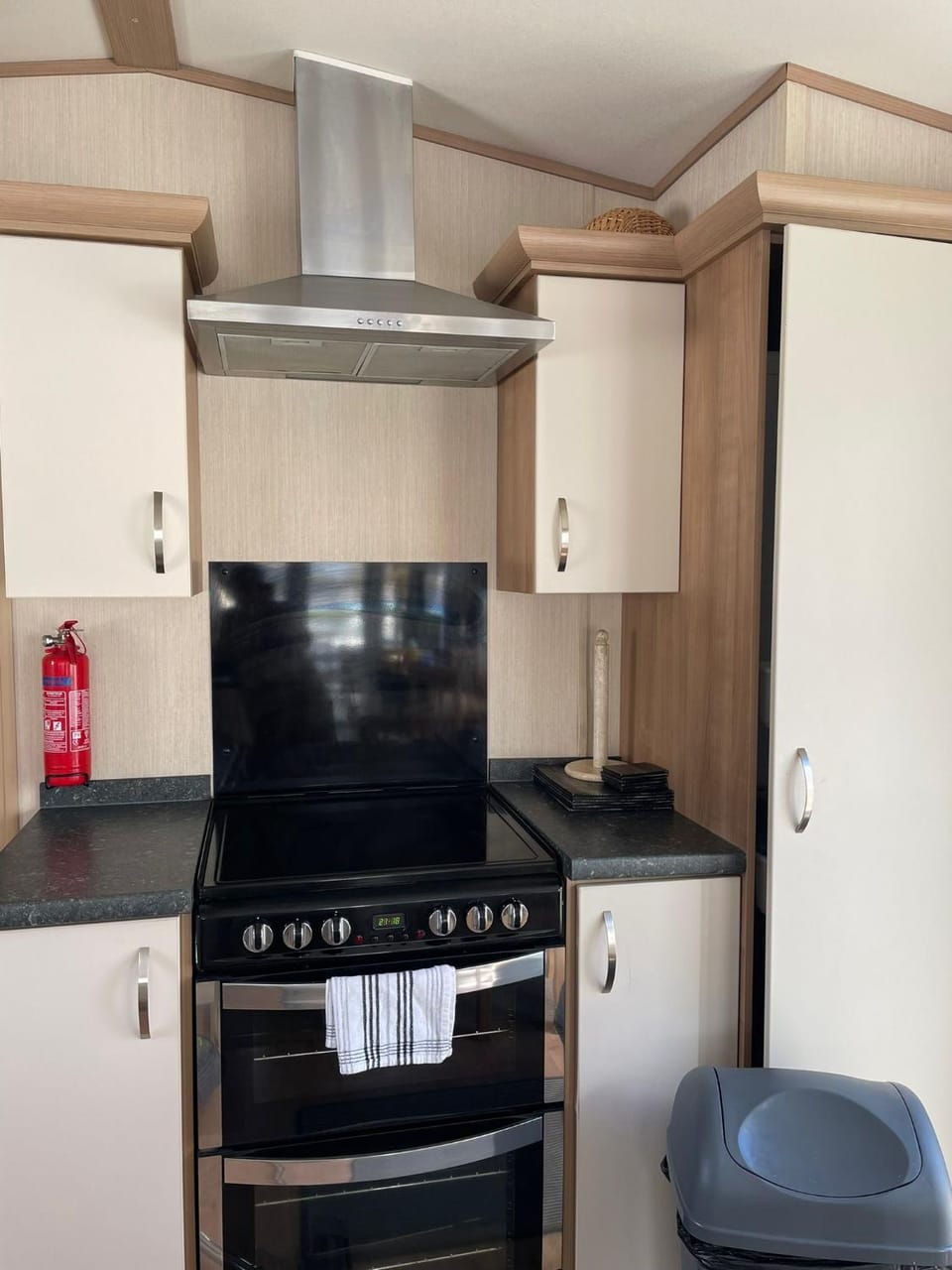 Lake Front 3 Bed Caravan in South Cerney Campground/ 
RV Resort in Cotswold District