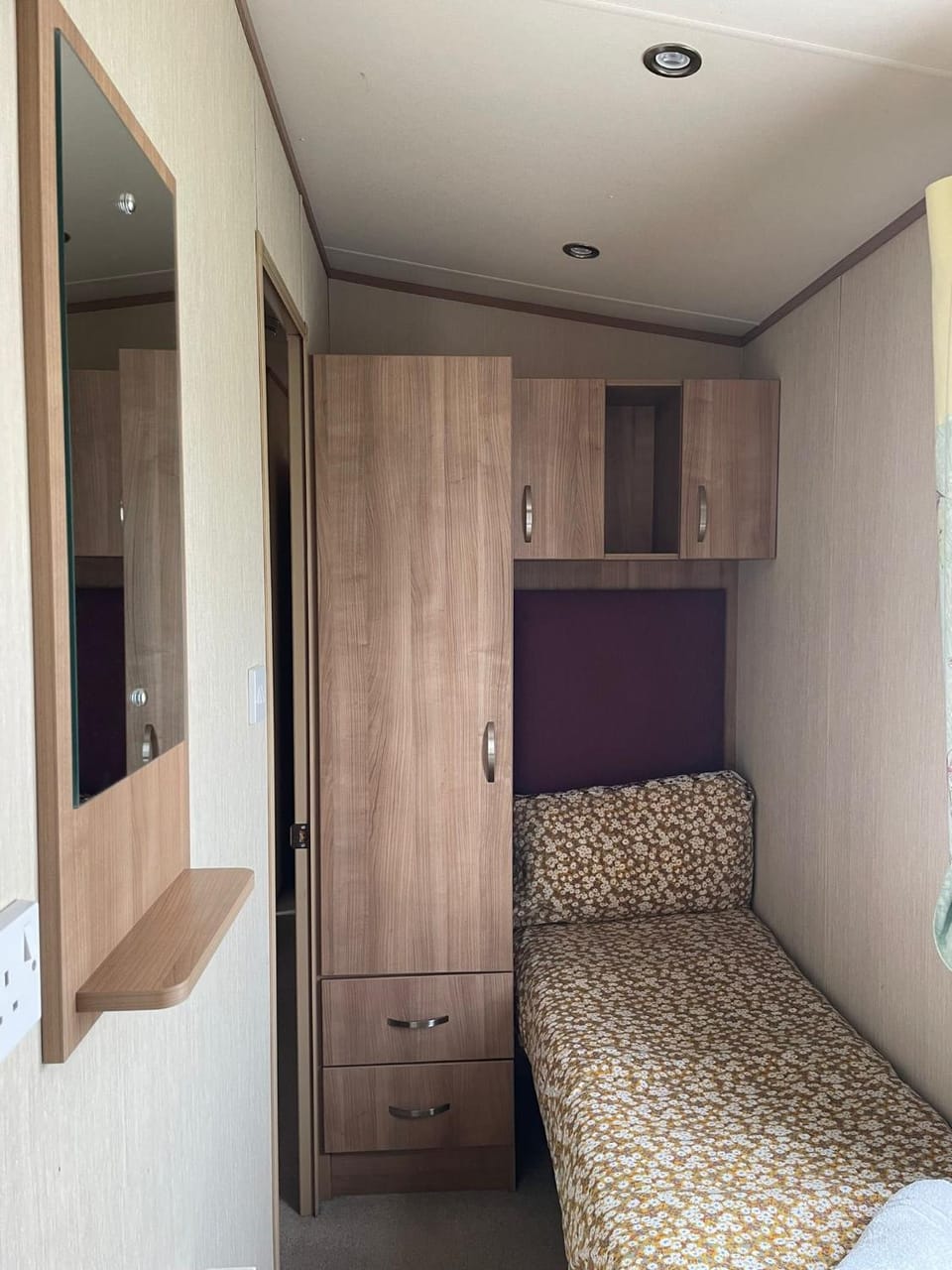 Lake Front 3 Bed Caravan in South Cerney Campground/ 
RV Resort in Cotswold District