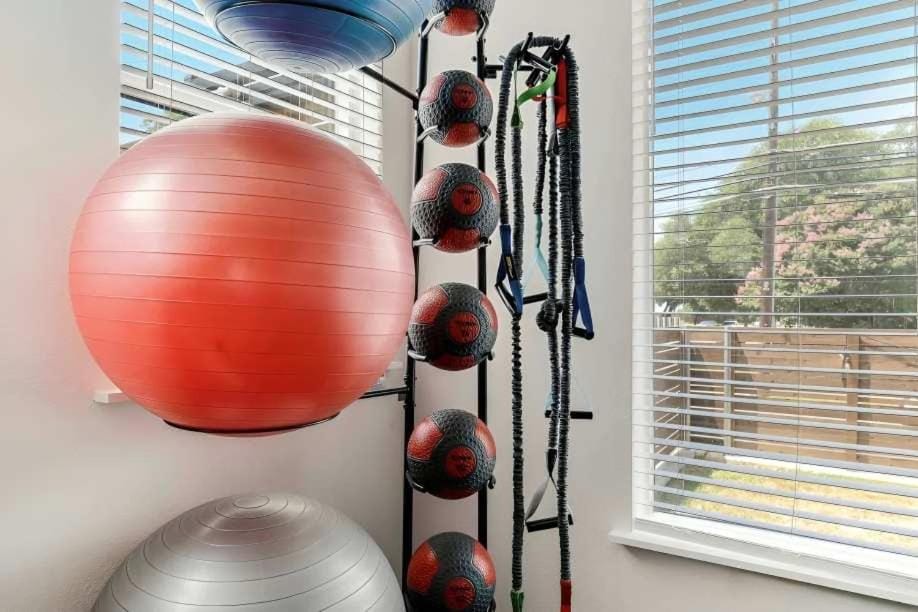 The Library - Comfy Studio Gym & Pet Friendly Apartment in Dallas