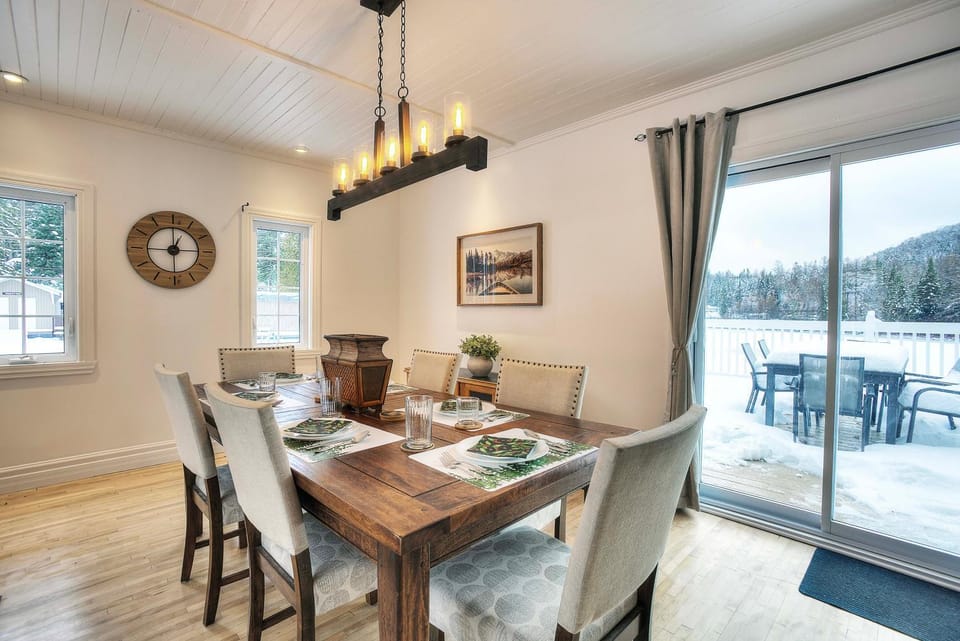 Centenary Lakefront 5 Bedroom Home with Hot Tub House in Mont-Tremblant