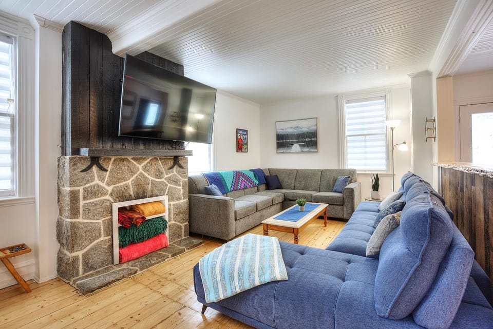 Centenary Lakefront 5 Bedroom Home with Hot Tub House in Mont-Tremblant