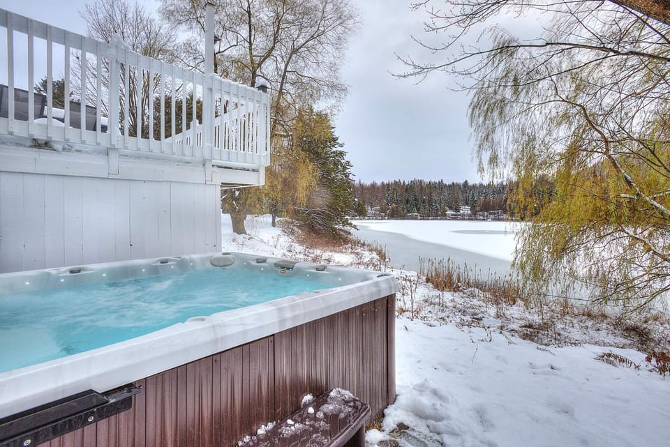 Centenary Lakefront 5 Bedroom Home with Hot Tub House in Mont-Tremblant