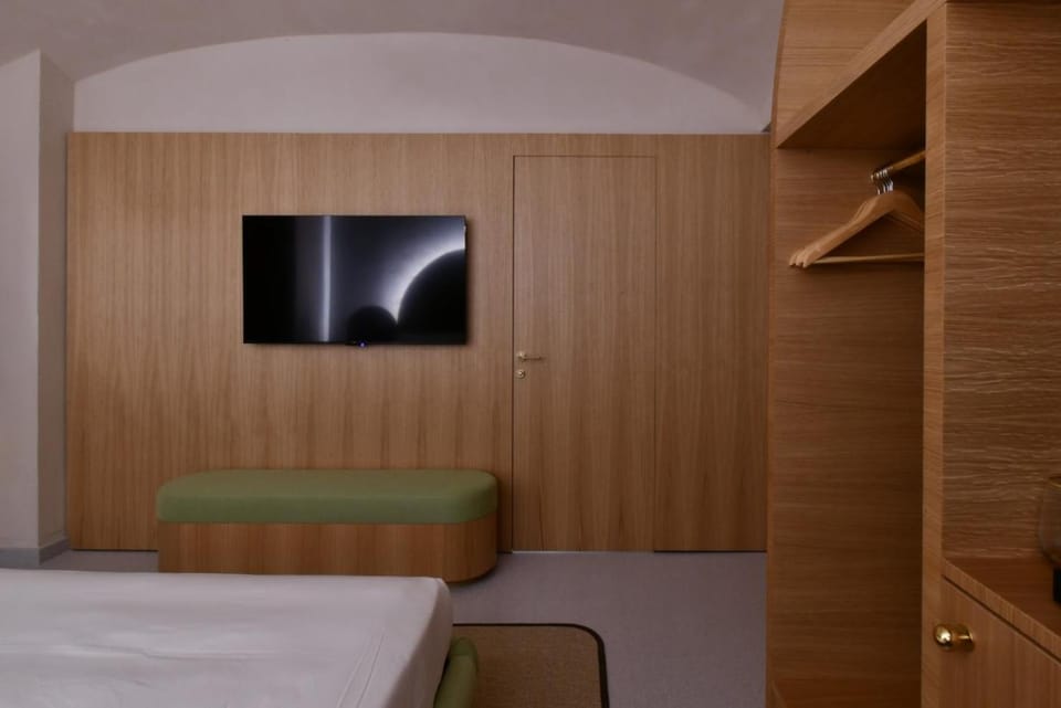 Bed, TV and multimedia, Bedroom, wardrobe