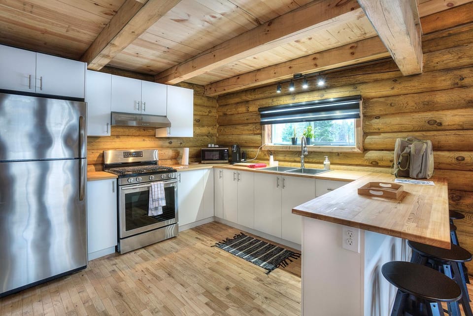The Cozy Log Cabin with Private Hot Tub Cabin in Mont-Tremblant