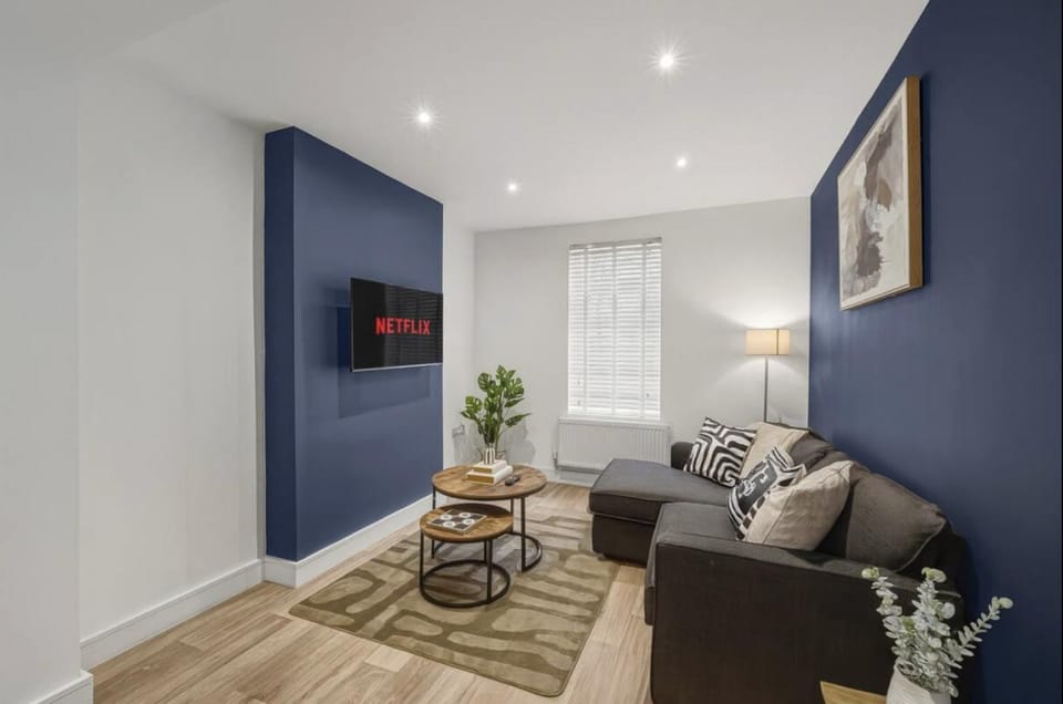 Living room, Seating area, Entertainment