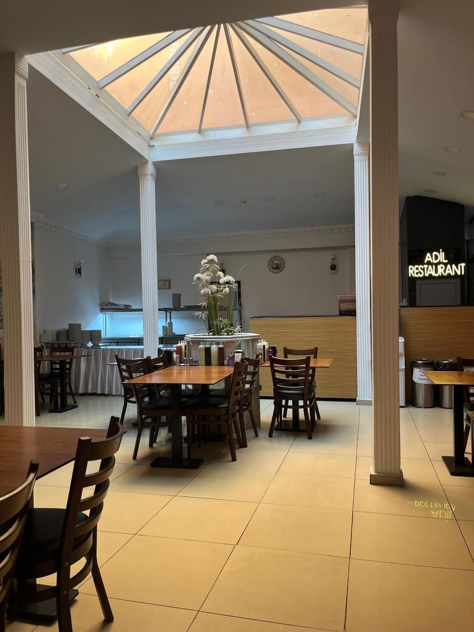 Restaurant/places to eat, Restaurant/places to eat, Dining area
