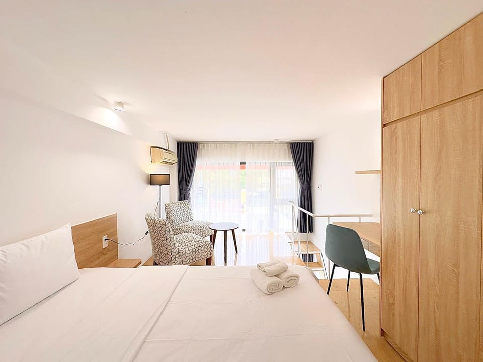 Bed, Photo of the whole room, Seating area, Bedroom, wardrobe