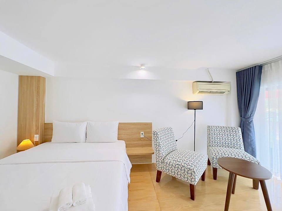 Bed, Photo of the whole room, Seating area, Bedroom, air conditioner