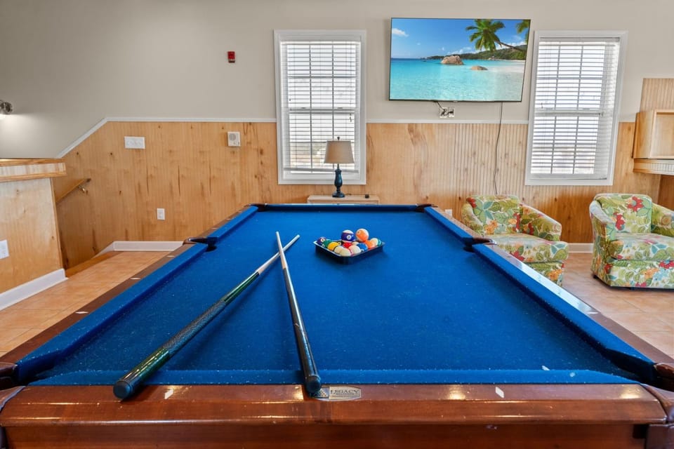 Walk to Beach • Poolside • BBQ + Picnic Table Apartment in North Myrtle Beach