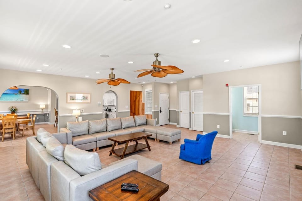 Walk to Beach • Poolside • BBQ + Picnic Table Apartment in North Myrtle Beach