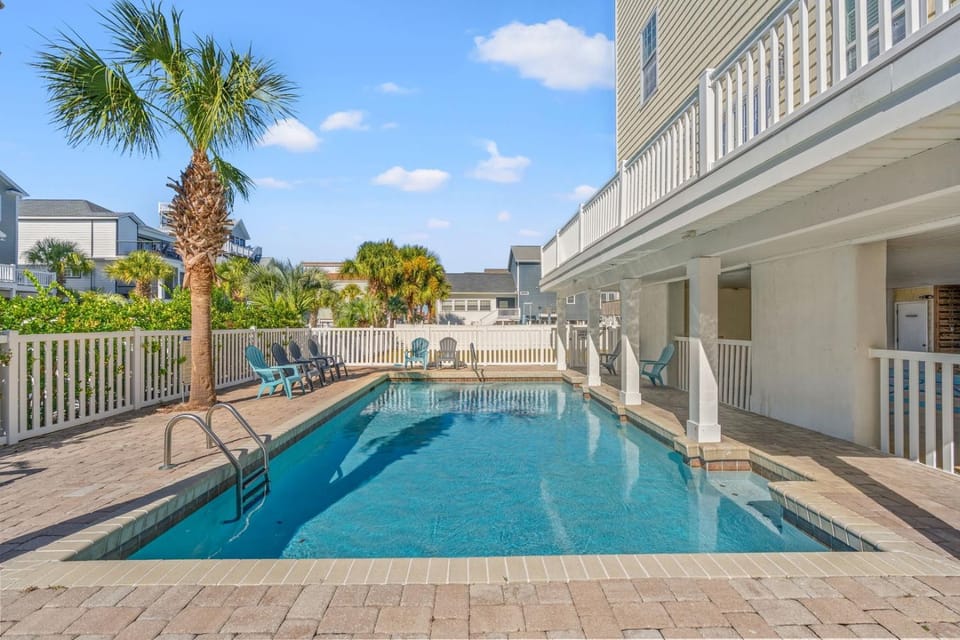 Walk to Beach • Poolside • BBQ + Picnic Table Apartment in North Myrtle Beach
