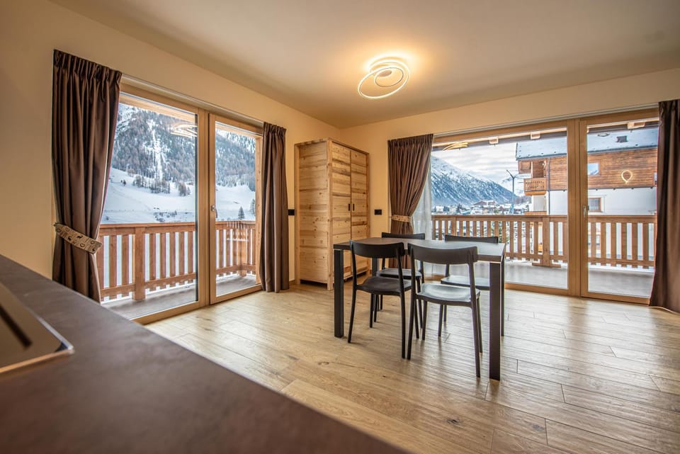 View (from property/room), Balcony/Terrace, Dining area