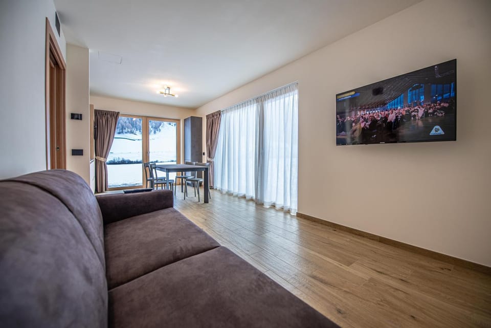 Communal lounge/ TV room, Living room, Seating area, Evening entertainment
