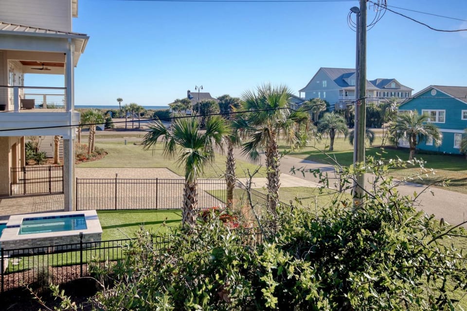 Walk to the Ocean • Beach Access • Furnished Deck House in North Myrtle Beach