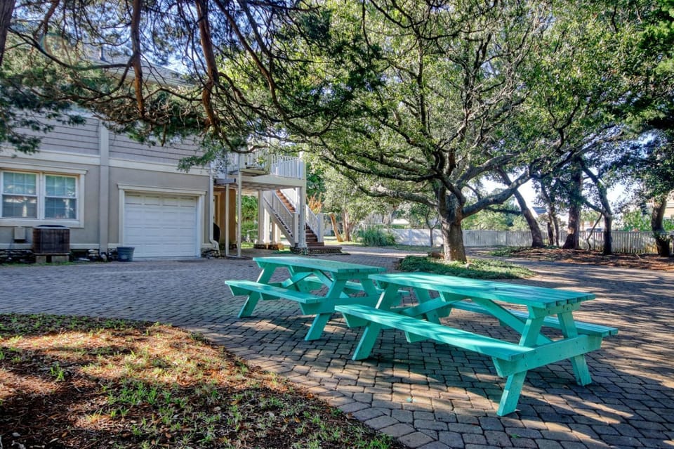 Walk to the Ocean • Beach Access • Furnished Deck House in North Myrtle Beach