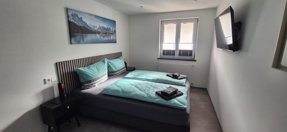 Bed, TV and multimedia, Bedroom