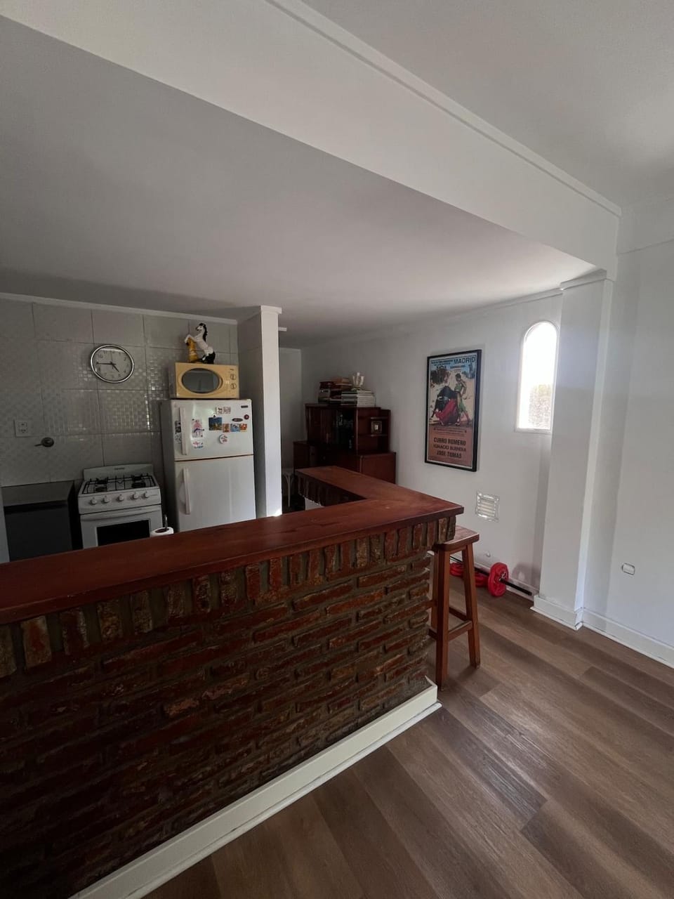 Kitchen or kitchenette, minibar