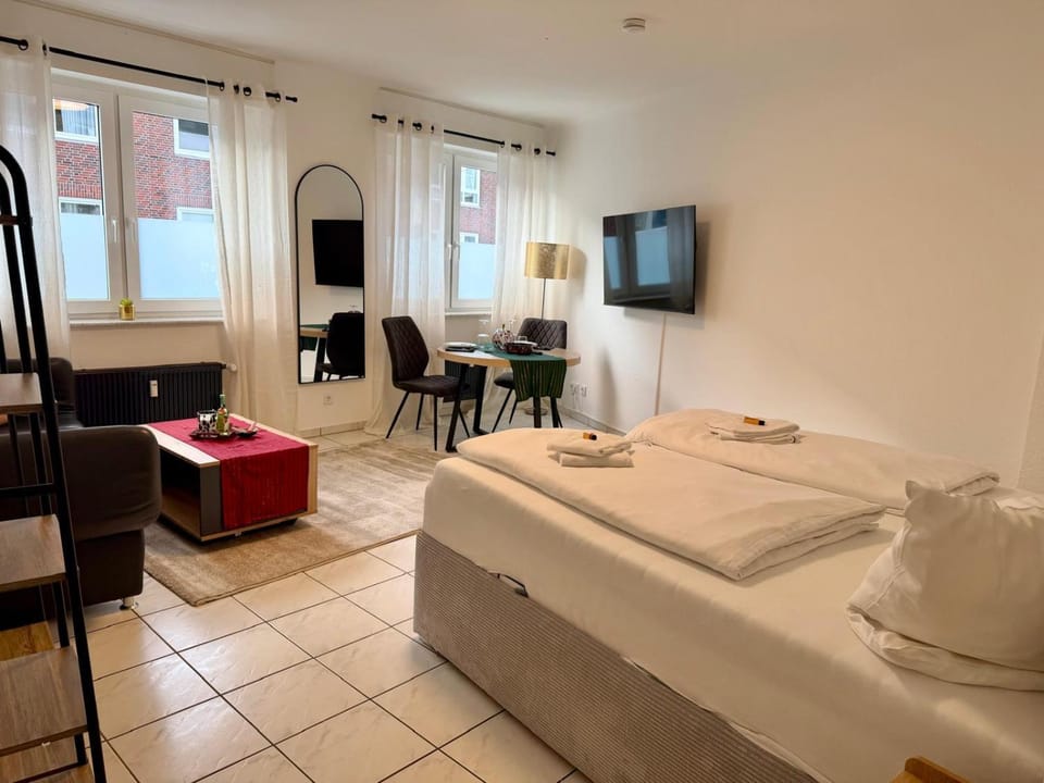 Bed, TV and multimedia, Living room, Photo of the whole room, Seating area, Dining area, Bedroom