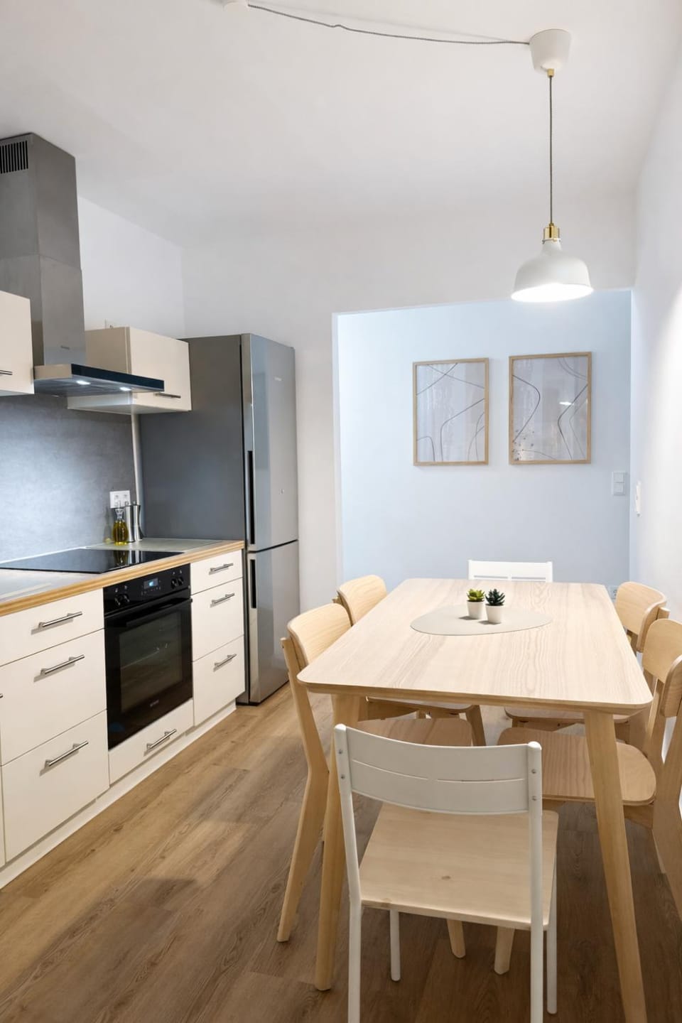 Coffee/tea facilities, Kitchen or kitchenette, Dining area, microwave, oven, stove, toaster
