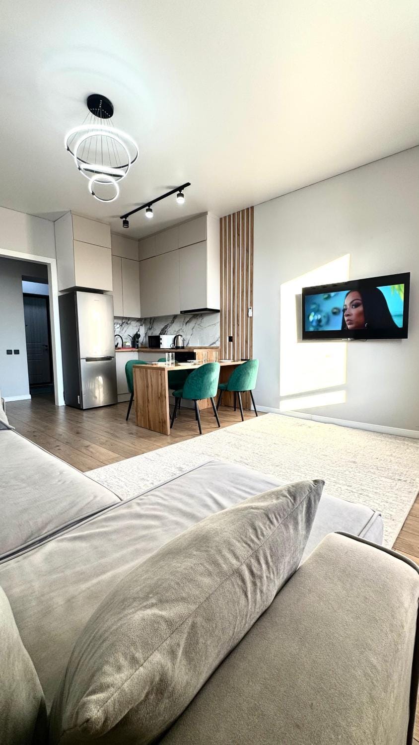 Communal lounge/ TV room, TV and multimedia, Kitchen or kitchenette, Living room, Photo of the whole room, Seating area, Dining area
