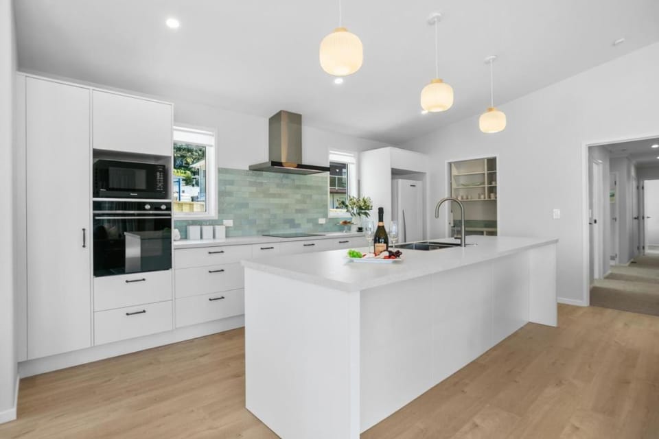 Coffee/tea facilities, dishwasher, microwave, oven, stove, kitchen