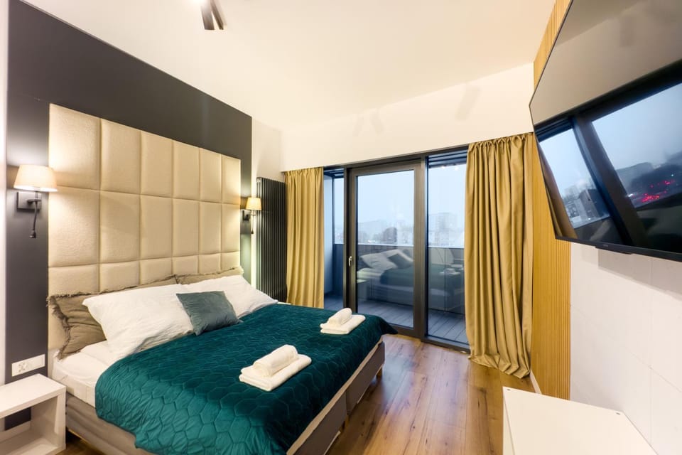 Bed, TV and multimedia, Photo of the whole room, Bedroom, towels