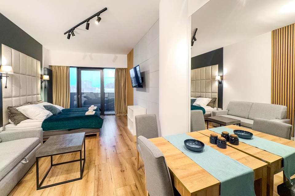Bed, TV and multimedia, Living room, Photo of the whole room, Seating area, Dining area, Bedroom