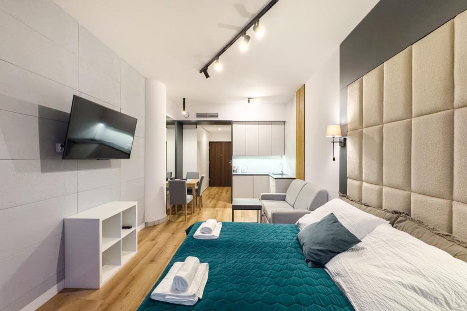 Communal lounge/ TV room, Bed, TV and multimedia, Living room, Photo of the whole room, Seating area, Evening entertainment, Bedroom