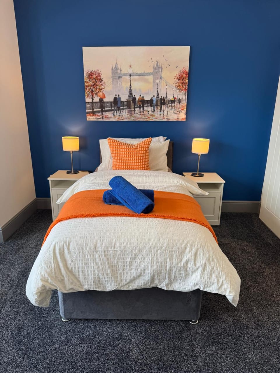 Bed, Bedroom, towels