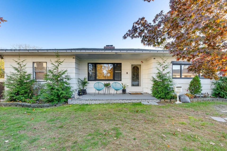8 Mi to Jones Beach State Park! Cozy Home w/ Porch House in Baldwin