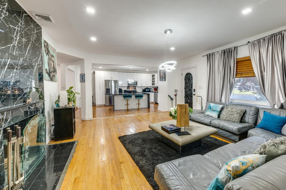 8 Mi to Jones Beach State Park! Cozy Home w/ Porch House in Baldwin